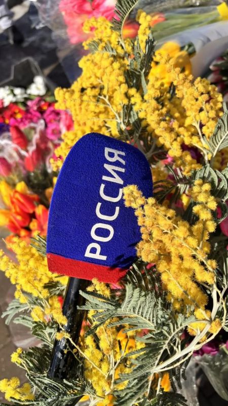 Прекрасные, милые, стильные, добрые, умные наши подписчицы, с праздником!