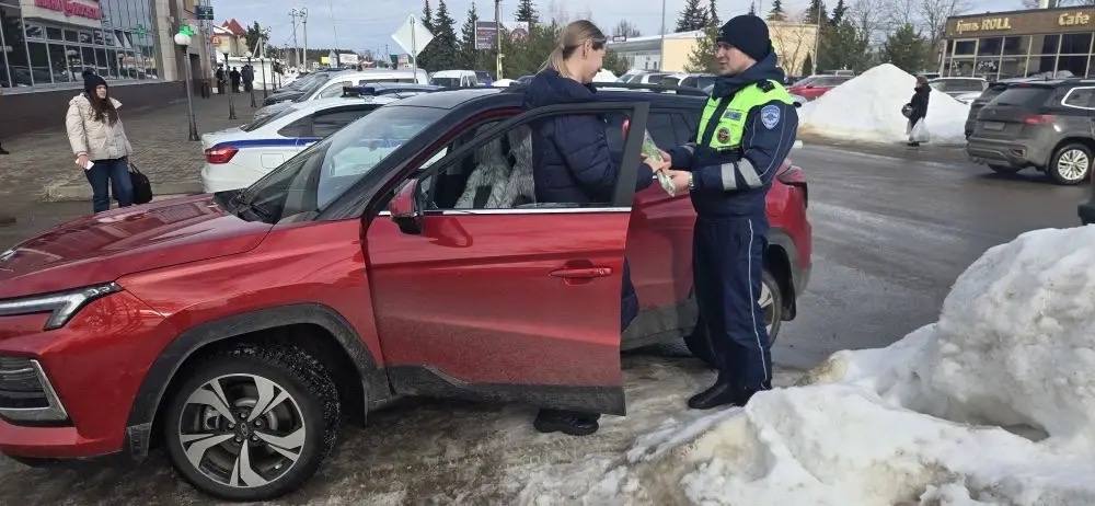 Продолжение яркой акции «Цветы для автоледи» Продолжение яркой акции «Цветы для автоледи»