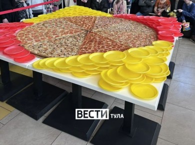 О хорошем. Сегодня в одном из торговых центров в честь праздника угощали пиццей и дарили розы