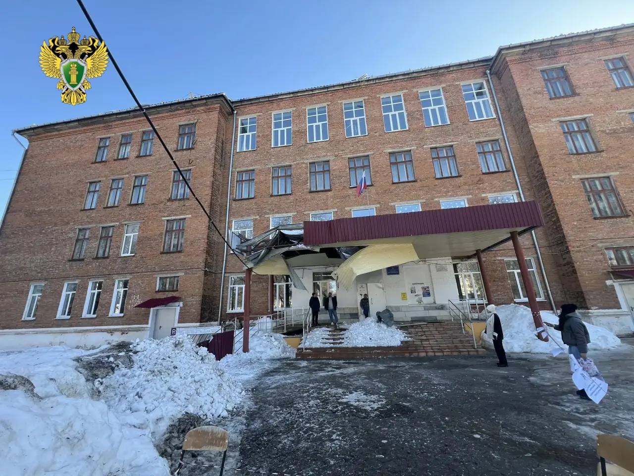Прокуратура г. Новомосковска организовала проверку по информации, размещенной в сети «Интернет», по факту обрушения снежных масс с крыши здания МБОУ «Центр образования № 4» по улице Свердлова