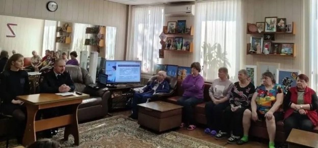 В Алексине полицейские провели обучающее занятие по профилактике мошенничества для граждан старшего поколения