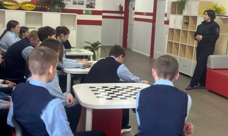В Тёпло-Огарёвском районе сотрудник полиции провела для школьников «Уроки безопасности в сети Интернет» В Тёпло-Огарёвском районе сотрудник полиции провела для школьников «Уроки безопасности в сети Интернет»