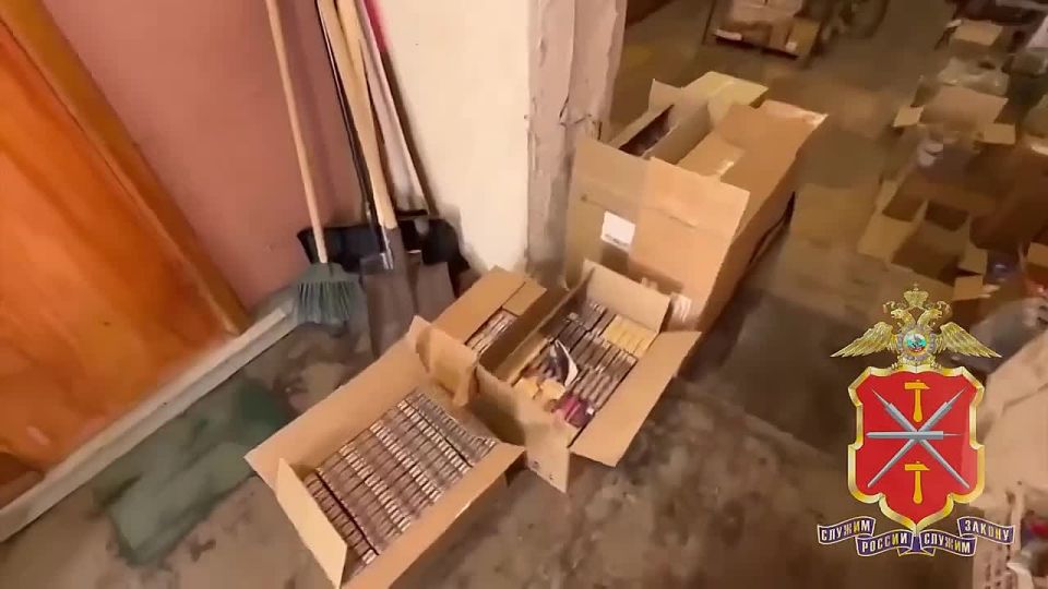 В Новомосковске полицейские пресекли торговлю сигаретами без акцизов в магазине сладостей