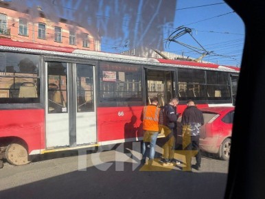 Трамвай столкнулся с легковушкой на перекрестке улиц Советской и Фридриха Энгельса