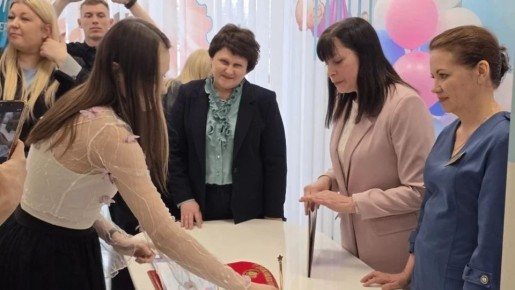 Аисты прилетели: представители Правительства поздравили семьи участников СВО с пополнением