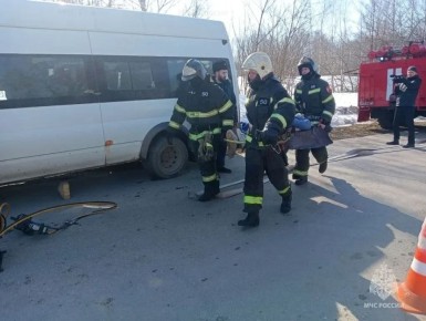 Под Тулой автобус слетел в кювет, пятеро зажаты в салоне