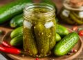 Не спешите выбрасывать рассол из огурцов: удивительные способы его использования