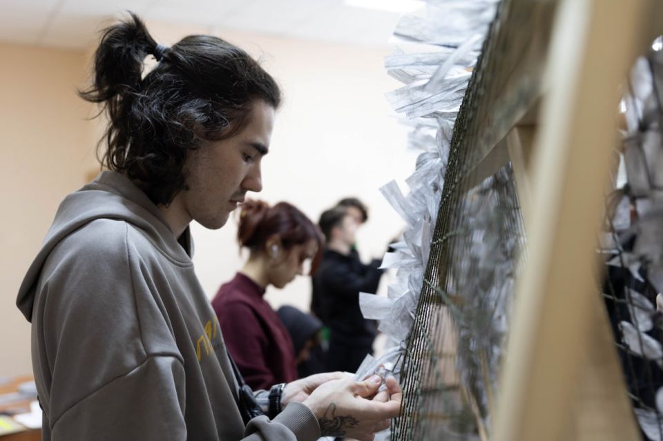 Студенты ТулГУ плетут маскировочные сети для бойцов СВО