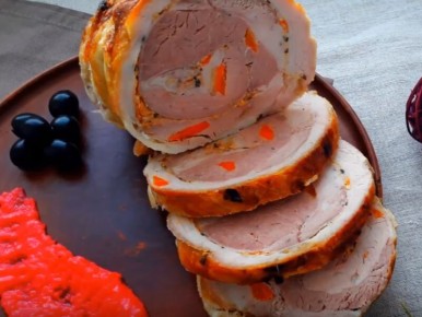 Необычный рулет из свиной брюшины: как восхитить гостей на празднике