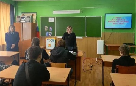 В Венёвском районе в рамках акции «Правильный выбор» сотрудники полиции провели для студентов встречу по профилактике правонарушений в молодежной среде