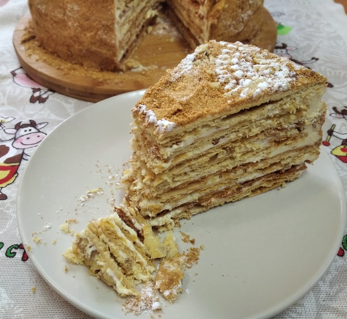Вкусный Наполеон: хрустящие коржи с нежным кремом для любого праздника