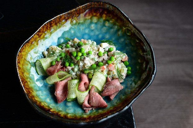 Оливье с ростбифом и свежими огурцами: новый взгляд на классический салат