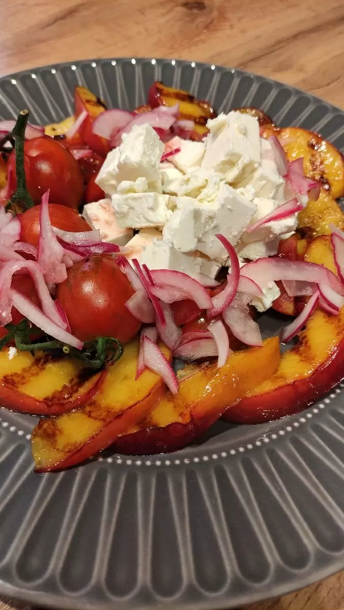 Летний салат с нектаринами и фетой: освежающий вкус идеального сезона