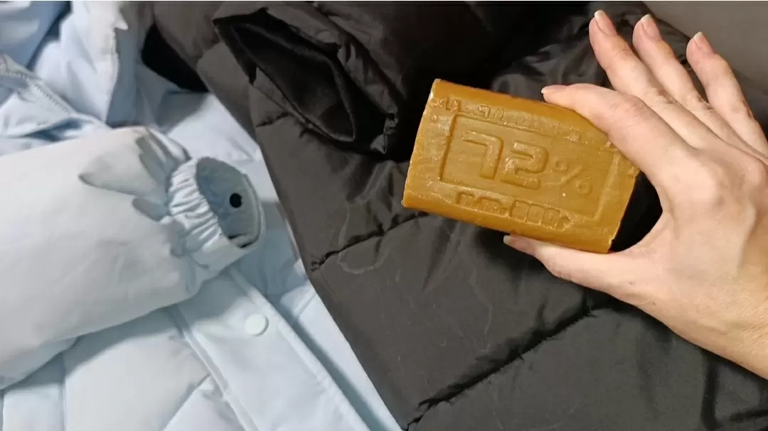 Как вернуть зимней куртке первозданный вид с помощью хозяйственного мыла