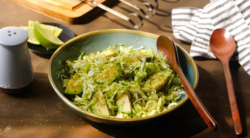 Весенний фейерверк вкуса: салат из капусты с авокадо и лаймом