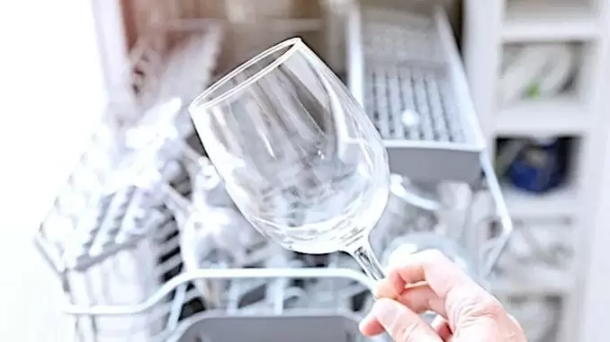 Почему посуда после мытья в посудомойке покрыта белым налётом и как это исправить