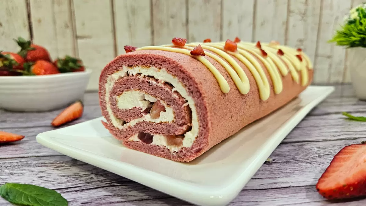 Легкий и вкусный десерт: ПП рулет с ягодами