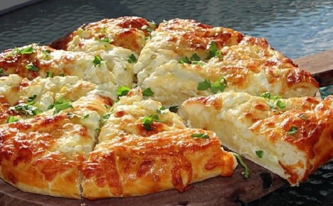 Быстрый сырный пирог с осетинским вкусом: идеально для занятых хозяек