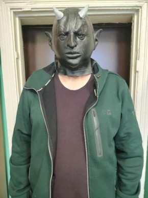 В Туле мужчина в маске демона пугал участников крестного хода