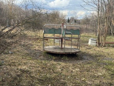 В киреевских Присадах снесли детскую площадку, оставив «декорации» к фильму ужасов