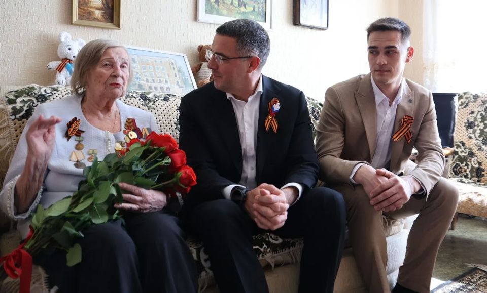 Глава города Тулы, руководитель фракции «Единая Россия» Алексей Эрк вместе с участником СВО, руководителем центра военно-спортивной подготовки граждан «Защитник» Алексеем Сорокиным навестили ветерана Великой Отечественной... Глава города Тулы, руководитель фракции «Единая Россия» Алексей Эрк вместе с участником СВО, руководителем центра военно-спортивной подготовки граждан «Защитник» Алексеем Сорокиным навестили ветерана Великой Отечественной...
