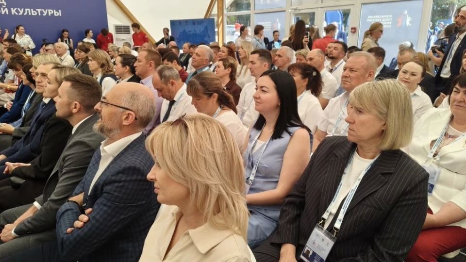 В шатре, носящем имя прославленного советского тренера Анатолия Тарасова, проходит открытый диалог с учителями физкультуры В шатре, носящем имя прославленного советского тренера Анатолия Тарасова, проходит открытый диалог с учителями физкультуры