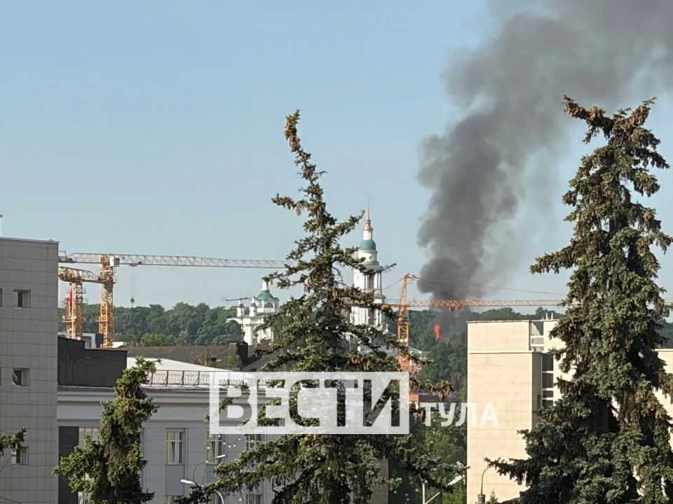 В пресс-службе МЧС России по Тульской области сообщили, что 7 пожарных расчетов тушат возгорание нежилого дома на улице Пирогова