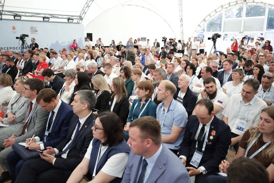 Губернатор Дмитрий Миляев: «Каждый педагог должен чувствовать важность своего труда, своей миссии!» Губернатор Дмитрий Миляев: «Каждый педагог должен чувствовать важность своего труда, своей миссии!»