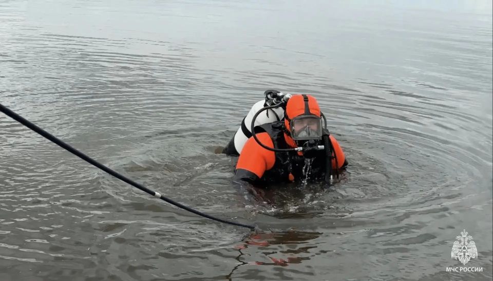 Водолазы МЧС России проверили дно реки Ока в Алексинском районе Водолазы МЧС России проверили дно реки Ока в Алексинском районе