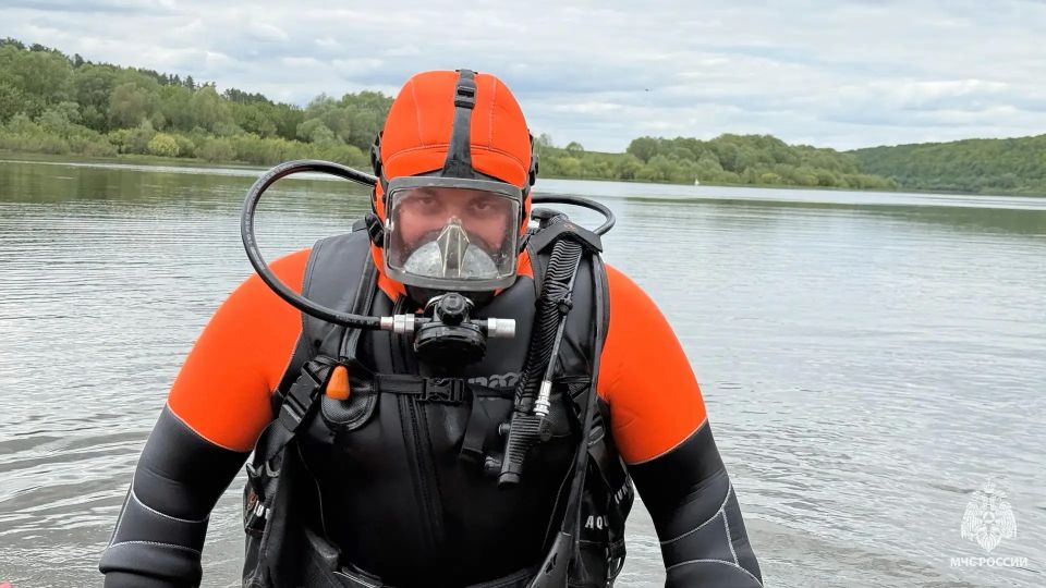 Водолазы МЧС России проверили дно реки Ока в Алексинском районе Водолазы МЧС России проверили дно реки Ока в Алексинском районе