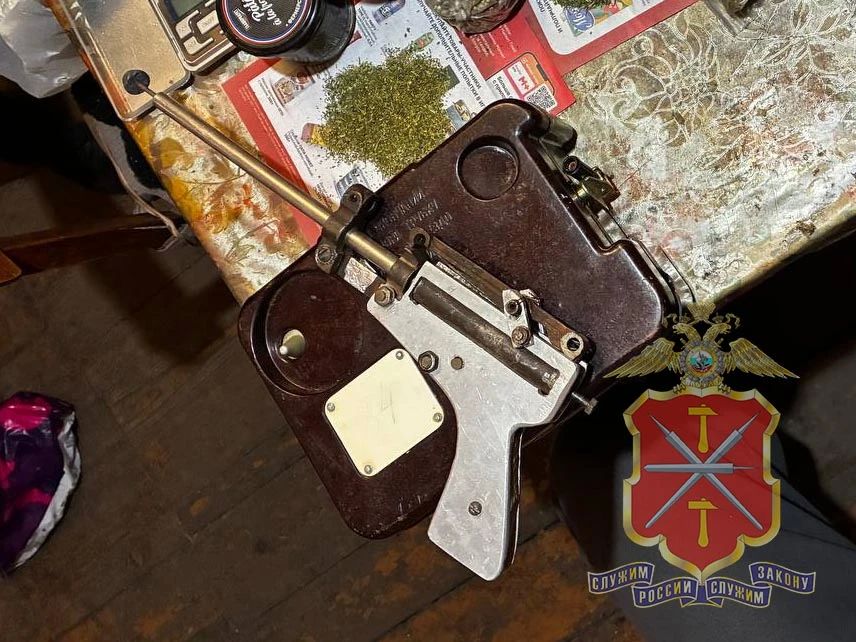 В Донском полицейские задержали подозреваемого в покушении на сбыт крупной партии наркотиков и незаконном изготовлении оружия В Донском полицейские задержали подозреваемого в покушении на сбыт крупной партии наркотиков и незаконном изготовлении оружия