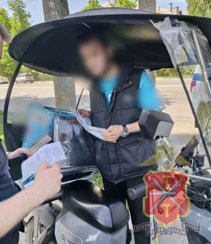 Полиция проверила мигрантов-доставщиков Полиция проверила мигрантов-доставщиков