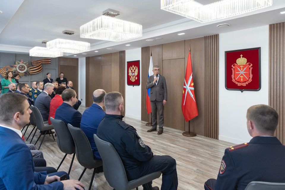 За важный вклад: глава региона Дмитрий Миляев вручил памятный нагрудный знак Губернатора Тульской области «Участник военного парада в городе-герое Туле»