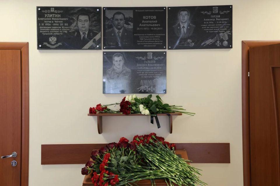 В УМВД России по Тульской области открылась выставка «Наши герои на СВО», посвященная памяти павших коллег В УМВД России по Тульской области открылась выставка «Наши герои на СВО», посвященная памяти павших коллег