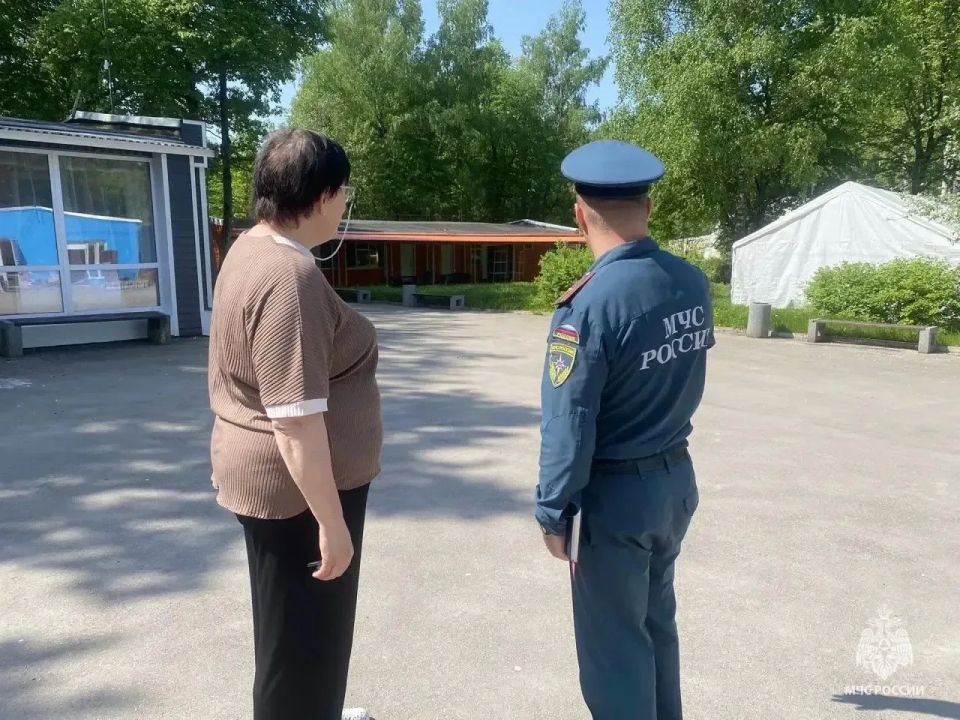 Сотрудники МЧС России провели обязательный профилактический визит в детском лагере "Солнечный" Сотрудники МЧС России провели обязательный профилактический визит в детском лагере "Солнечный"
