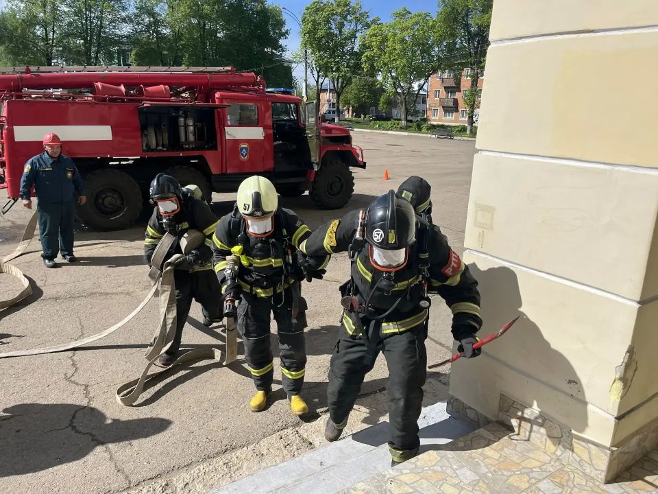 Спасатели города Новомосковск провели пожарно-тактические учения Спасатели города Новомосковск провели пожарно-тактические учения