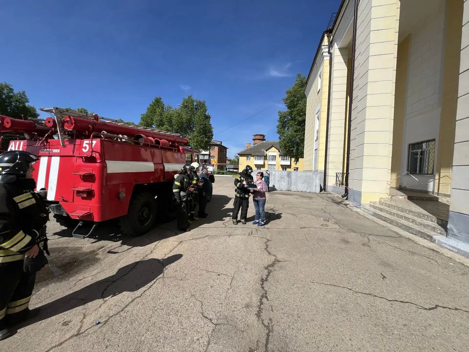 Спасатели города Новомосковск провели пожарно-тактические учения Спасатели города Новомосковск провели пожарно-тактические учения