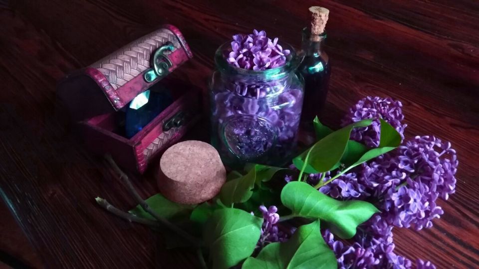 Сиреневое масло: секреты использования для здоровья и уюта