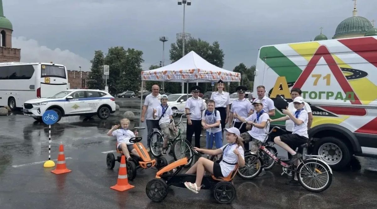 На площади оружейной столицы сотрудники Госавтоинспекции города Тулы провели мероприятие по Правилам дорожного движения На площади оружейной столицы сотрудники Госавтоинспекции города Тулы провели мероприятие по Правилам дорожного движения