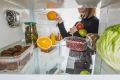 Правильное хранение продуктов в холодильнике: что поместить в нижний ящик
