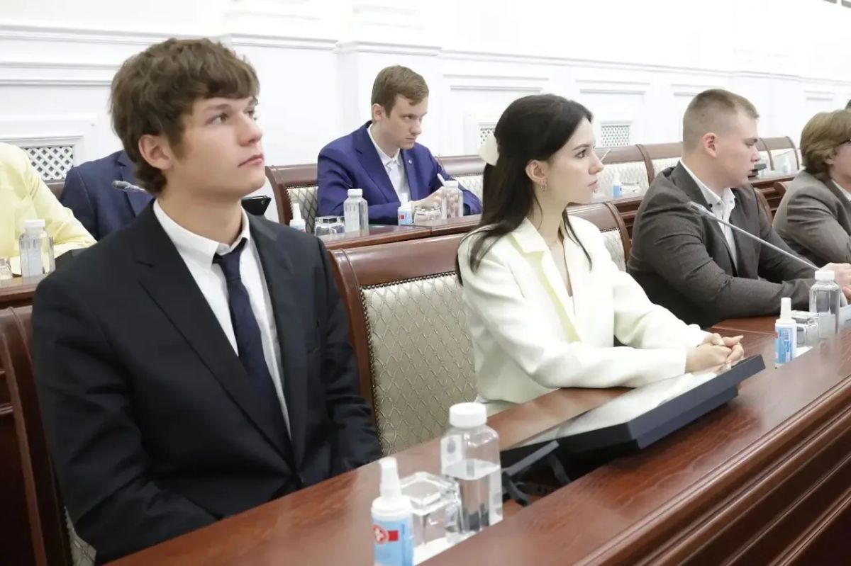Дмитрий Миляев: Сегодня оперативное совещание посетили необычные гости - ребята, набравшие 100 баллов по нескольким предметам на ЕГЭ Дмитрий Миляев: Сегодня оперативное совещание посетили необычные гости - ребята, набравшие 100 баллов по нескольким предметам на ЕГЭ
