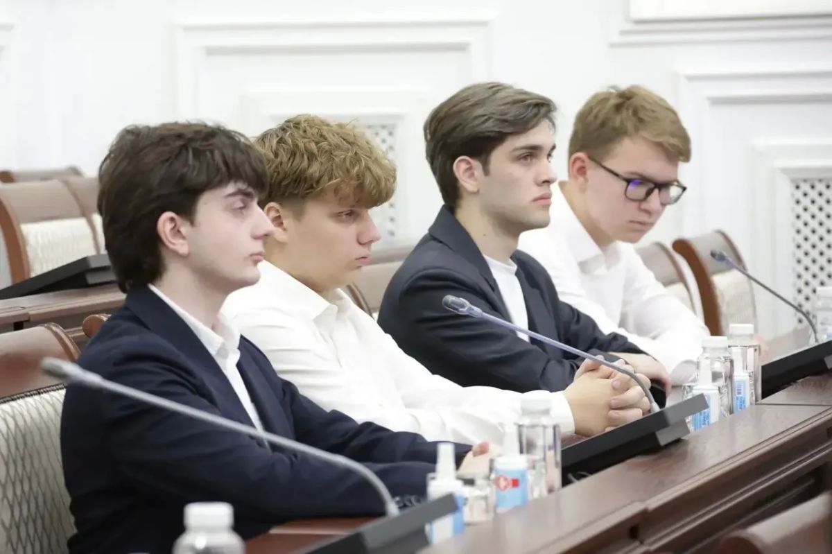 Дмитрий Миляев: Сегодня оперативное совещание посетили необычные гости - ребята, набравшие 100 баллов по нескольким предметам на ЕГЭ Дмитрий Миляев: Сегодня оперативное совещание посетили необычные гости - ребята, набравшие 100 баллов по нескольким предметам на ЕГЭ