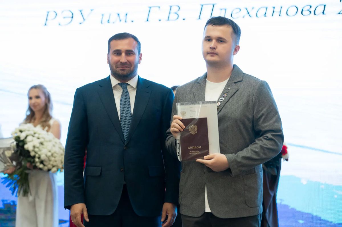 Председатель Правительства региона Михаил Пантелеев вручил дипломы выпускникам Тульского филиала РЭУ им. Г. В. Плеханова Председатель Правительства региона Михаил Пантелеев вручил дипломы выпускникам Тульского филиала РЭУ им. Г. В. Плеханова