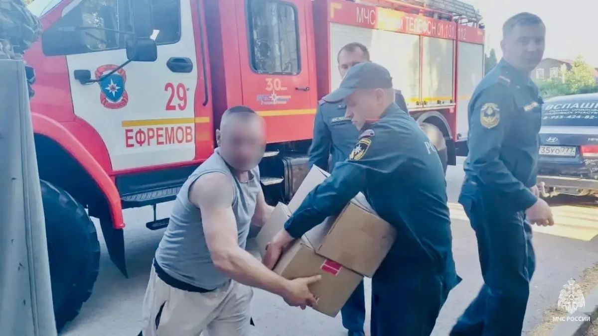 Ефремовские спасатели совместно с жителями района отправили гуманитарную помощь военнослужащим Ефремовские спасатели совместно с жителями района отправили гуманитарную помощь военнослужащим