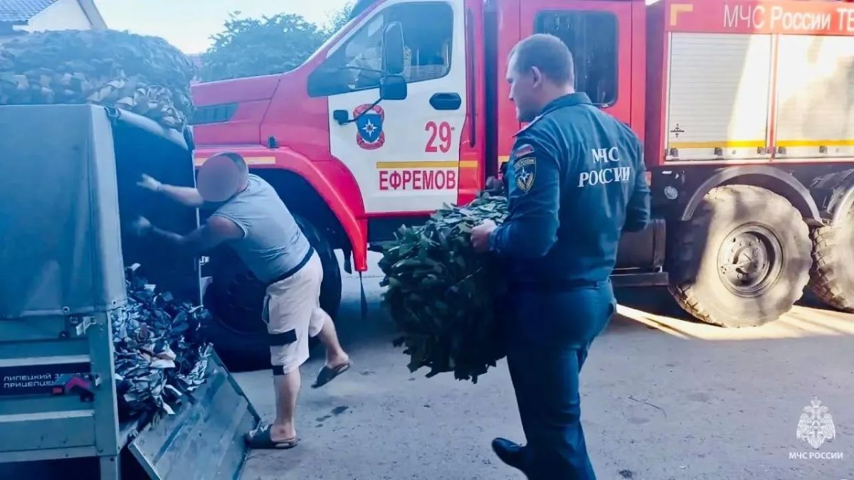 Ефремовские спасатели совместно с жителями района отправили гуманитарную помощь военнослужащим Ефремовские спасатели совместно с жителями района отправили гуманитарную помощь военнослужащим