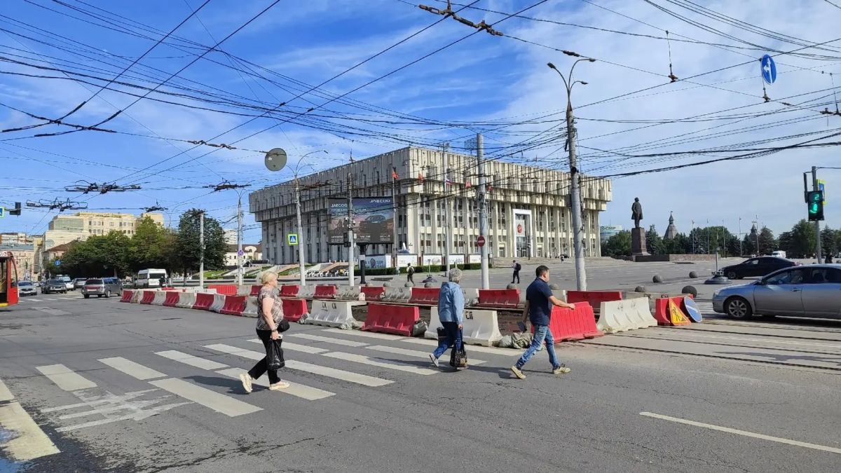 А прямо сейчас на участке от проспекта Ленина до улицы Ф. Энгельса кипит работа: мастера ремонтируют железобетонные плиты межрельсового пространства А прямо сейчас на участке от проспекта Ленина до улицы Ф. Энгельса кипит работа: мастера ремонтируют железобетонные плиты межрельсового пространства