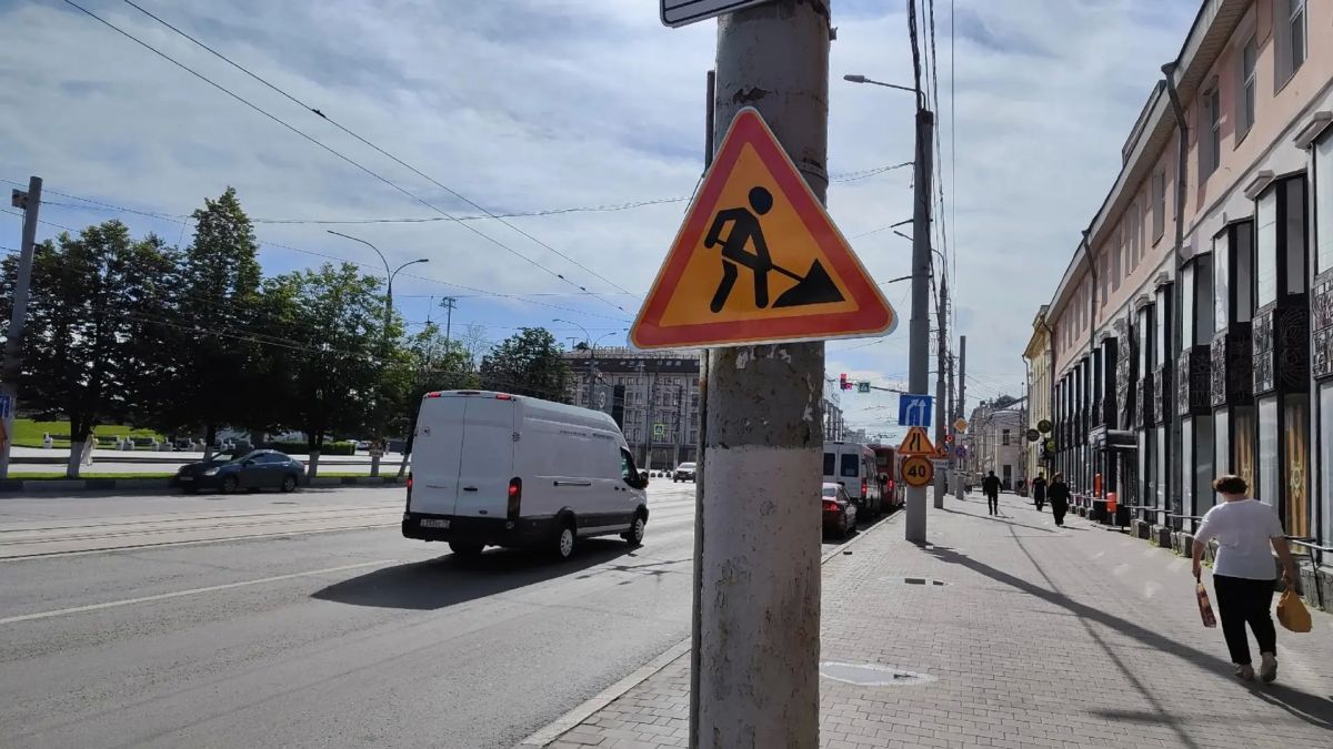 А прямо сейчас на участке от проспекта Ленина до улицы Ф. Энгельса кипит работа: мастера ремонтируют железобетонные плиты межрельсового пространства А прямо сейчас на участке от проспекта Ленина до улицы Ф. Энгельса кипит работа: мастера ремонтируют железобетонные плиты межрельсового пространства