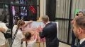 В «Октаве» сегодня ярко и шумно — празднуют День строителя