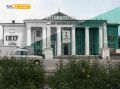 Жители Криволучья удивились новому облику местного дома культуры: вместо привычных светлых тонов фасад здания выкрасили в темно-зеленый цвет