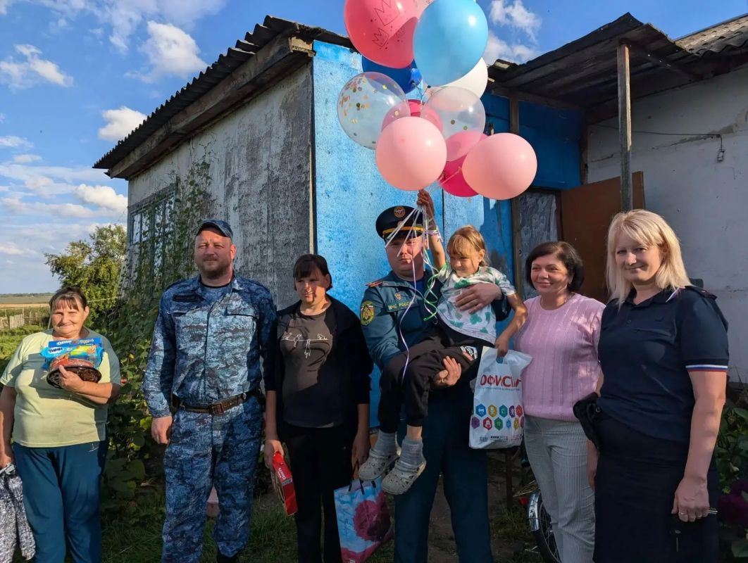 В Тульской области полицейские и сотрудники других ведомств поддержали первоклассницу в рамках акции «Помоги пойти учиться» В Тульской области полицейские и сотрудники других ведомств поддержали первоклассницу в рамках акции «Помоги пойти учиться»